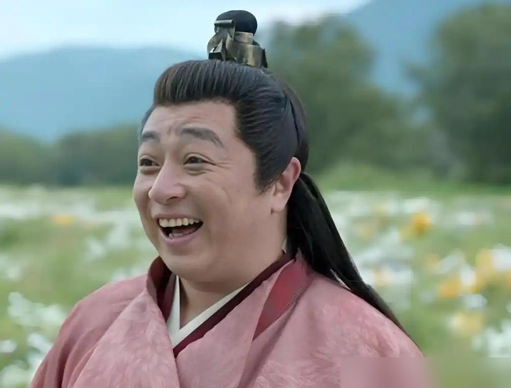 都以为林大宝是全剧最傻的人，结果范闲被所有人算计的时候，只有他递过来一个馒头。
第三季杀青了，胡军演四顾剑，这选角太狠。原著里这就是个核武级别的疯子，剑意能劈山，人却癫得像个野人。他跟张若昀这回是第二次搭，上一回还是《雪中悍刀行》里的父子局。
赵昭仪演青年叶轻眉，消息刚出就吵翻了。有人觉得她可盐