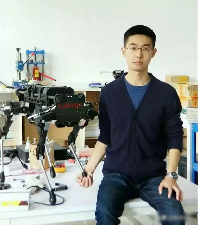 一觉醒来，浙江大学和上海大学都沉默了，当年王兴兴因英语差被浙大拒之门外，转而去了上海大学读研，如今，他创办的宇树科技因四足机器人火了，连带他与两校的故事也被扒出。

最近刷到一条消息，浙江大学和上海大学突然上了热搜，原因是有个叫王兴兴的创始人，他做的四足机器人火了，更让人注意的是他跟这两所大学的过往