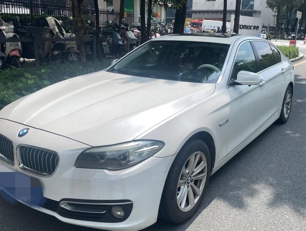 表弟上周瞒着家里提了台2019款的二手530Li，落地才28万，比同年份新车省了快20万。
车开回来第一天舅舅围着转了三圈，脸拉得老长，说花小三十买个别人开过的车太丢人，非要拉着他去4S店换台全新3系，说开出去是“纯新宝马”有面。结果表弟直接拉着舅舅坐进车里，把保养记录调出来给老人看，全程4S店保养