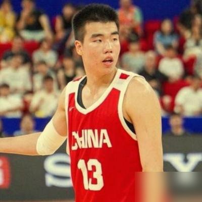 16岁，11投7中，三分5中4，还抡了个单手劈扣。
张懿赵杰在瓦萨奇学院的首秀，22分4板2助攻，就1个失误。对面LA Mirada高中直接被打花，81比53。
这效率，放在国内青年队你敢想？球权给不给你另说，先按位置把你焊死。杜润旺只能站底角，胡金秋只能往里凿，练了十几年，到国际赛场全不会打球