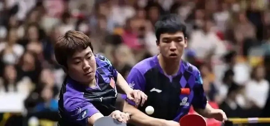 周启豪世界排名第17，2026年10月8日在北京首钢园，把世界排名第3的张本智和打了个3比0。三局比分11-9、11-8、11-9，加起来只差6分，每一局都是落后翻盘。此前他两次碰张本智和，一场没赢。
这是周启豪职业生涯第一次赢张本智和。也是国乒男单在本届中国大满贯八强里唯一剩下的一个人。
先说说这