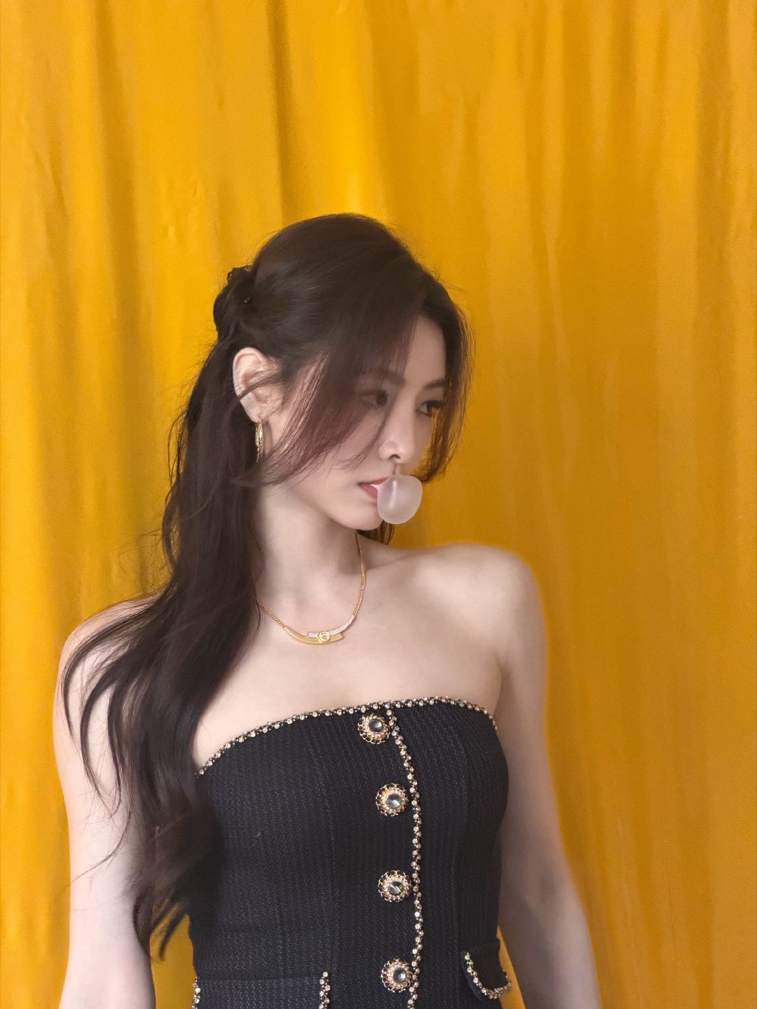 #剧集咫尺偏爱[超话]# 通透松弛的晏玲，深陷突如其来的情感漩涡🌪️有迷茫也有清醒，期待细腻诠释角色，期待《咫尺偏爱》 #许佳琪晏玲##许佳琪咫尺偏爱# ​