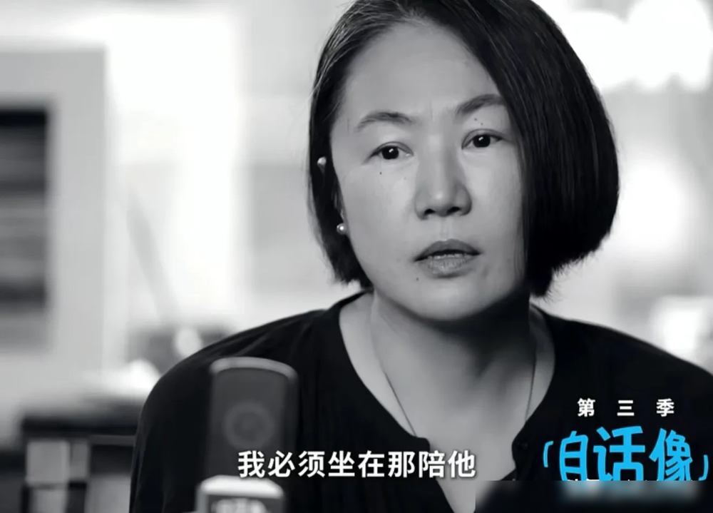 高原说当年那场记者会，她整个人是懵的，压根不知道窦唯会当众来那么一句她是我的爱人。
可网友直接把旧照甩出来，镜头里她下颌微抬，嘴角带笑，哪有一点发懵的样子。
这事先按下不表。
俩人2002年领证，第二年孩子落地。窦唯不去商演，死磕不一定乐队，在酒吧一晚上挣几百块，一个月到手四五千。孩子奶粉钱、