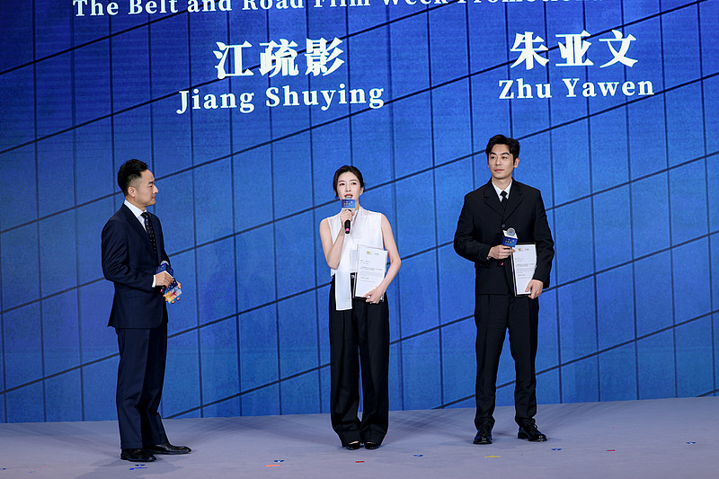 朱亚文这次在人民日报发的那篇《是责任更是荣光》，真的看得人鼻子发酸。
他在纪念长征胜利90周年的晚会上演陈树湘烈士，之前导演讲戏给他看那幅《红军师长陈树湘》的油画，硝烟里重伤的师长半躺担架上撑着残躯的画面，直接把他拽进了那段浴血岁月里。他在文中说自己站在舞台上，完全是跟着角色经历了一场和历史同频的洗