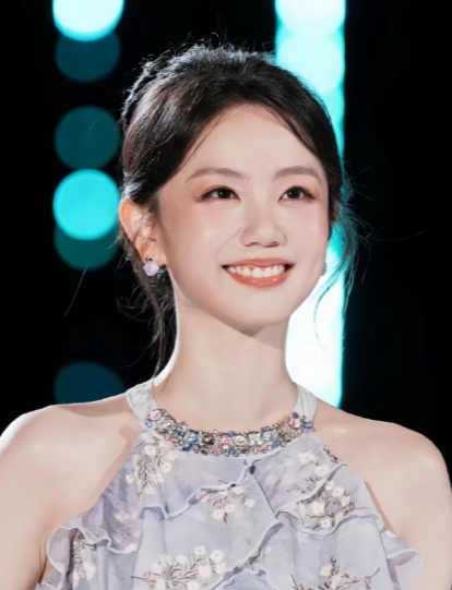 内娱终于出现个可怕的主持，
就是冯禧，
不是说她长得多漂亮，而是她优秀到，真的让人有点望尘莫及！
 
冯禧是中传播音专业实打实的优等生，专业功底十分扎实。在校期间接连拿下校级、总台多项奖学金，顺利拿到保研资格。学业和专业能力双双拔尖，在同届学生里一直属于第一梯队。
 
她的可怕之处在于，你几乎找不到