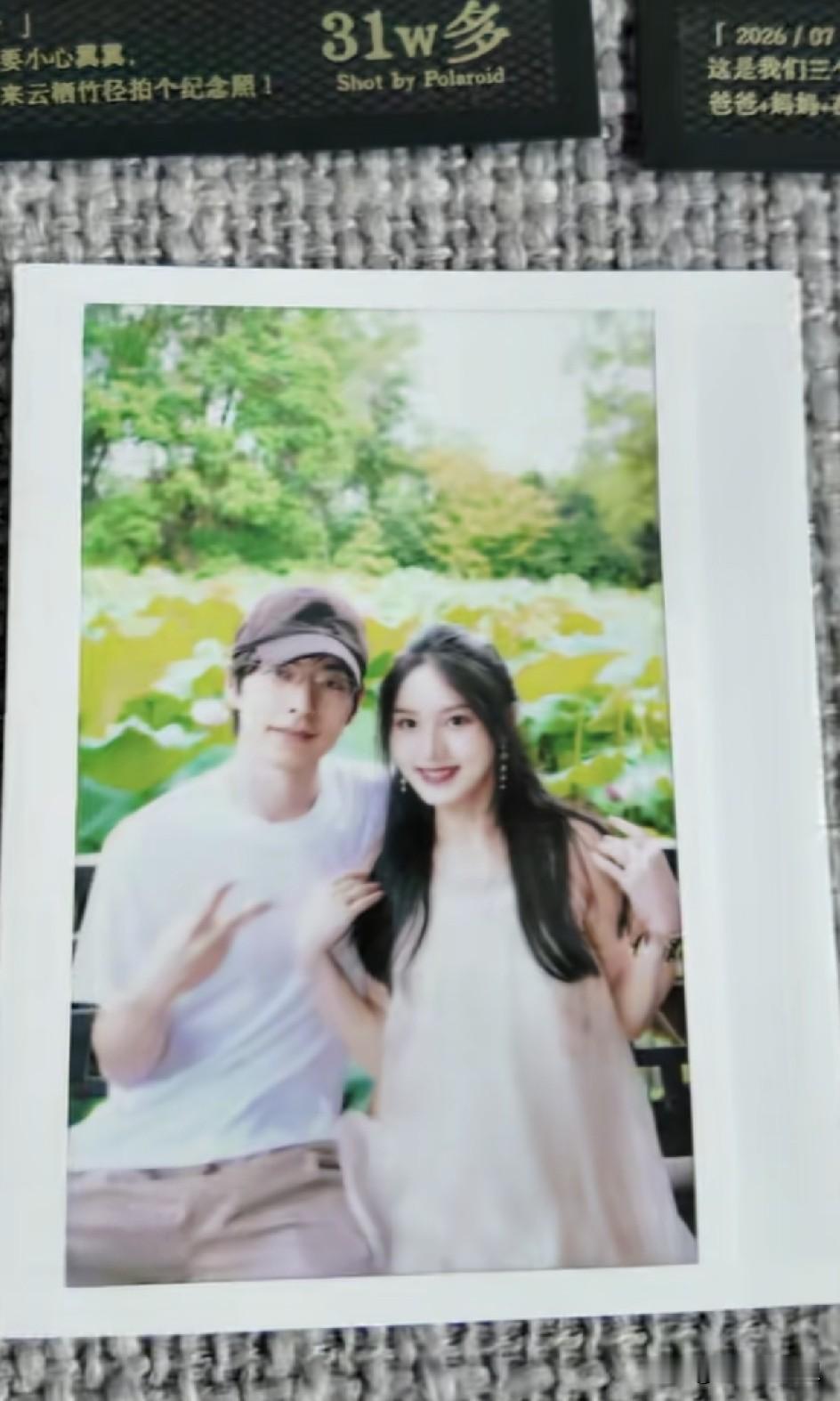 不敢想象过郭文韬的女儿会有多幸福，高智商高颜值的爸妈，而且她还是爸妈相爱的证明，细心的网友发现她是在中国香港出生的，一出生就拥有蓝色护照，她的爸爸妈妈都很爱她，用一墙的拍立得记下了她到来的每一刻，还有一堆学霸叔叔，各个领域的都有，想要学什么，爸爸立马摇人！郭文韬当爸 郭文韬孩子