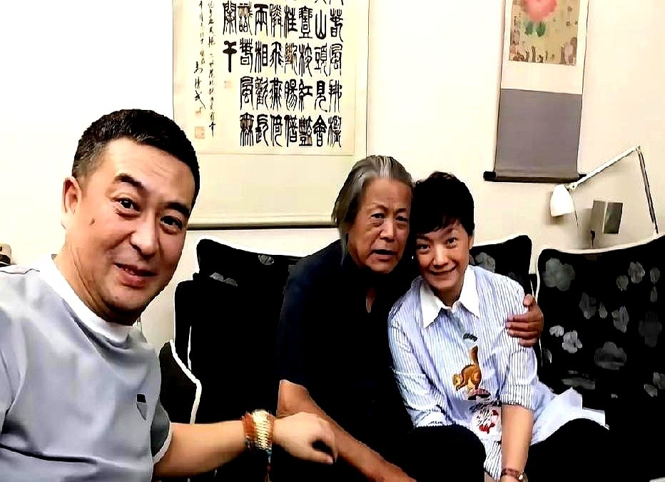 张嘉益红成这样，私底下到底认不认当年的老师？

直接看老照片就明白了。他和妻子王海燕专门登门探望北电老教授马精武，没有半点明星架子。满屋墨香里，老先生坐在正中间，夫妻俩一左一右靠着，规规矩矩。

演艺圈最不缺的就是红毯上的塑料人脉，人一走茶立马凉，走红后还愿意常去恩师家坐坐的，现在真数不出几个。