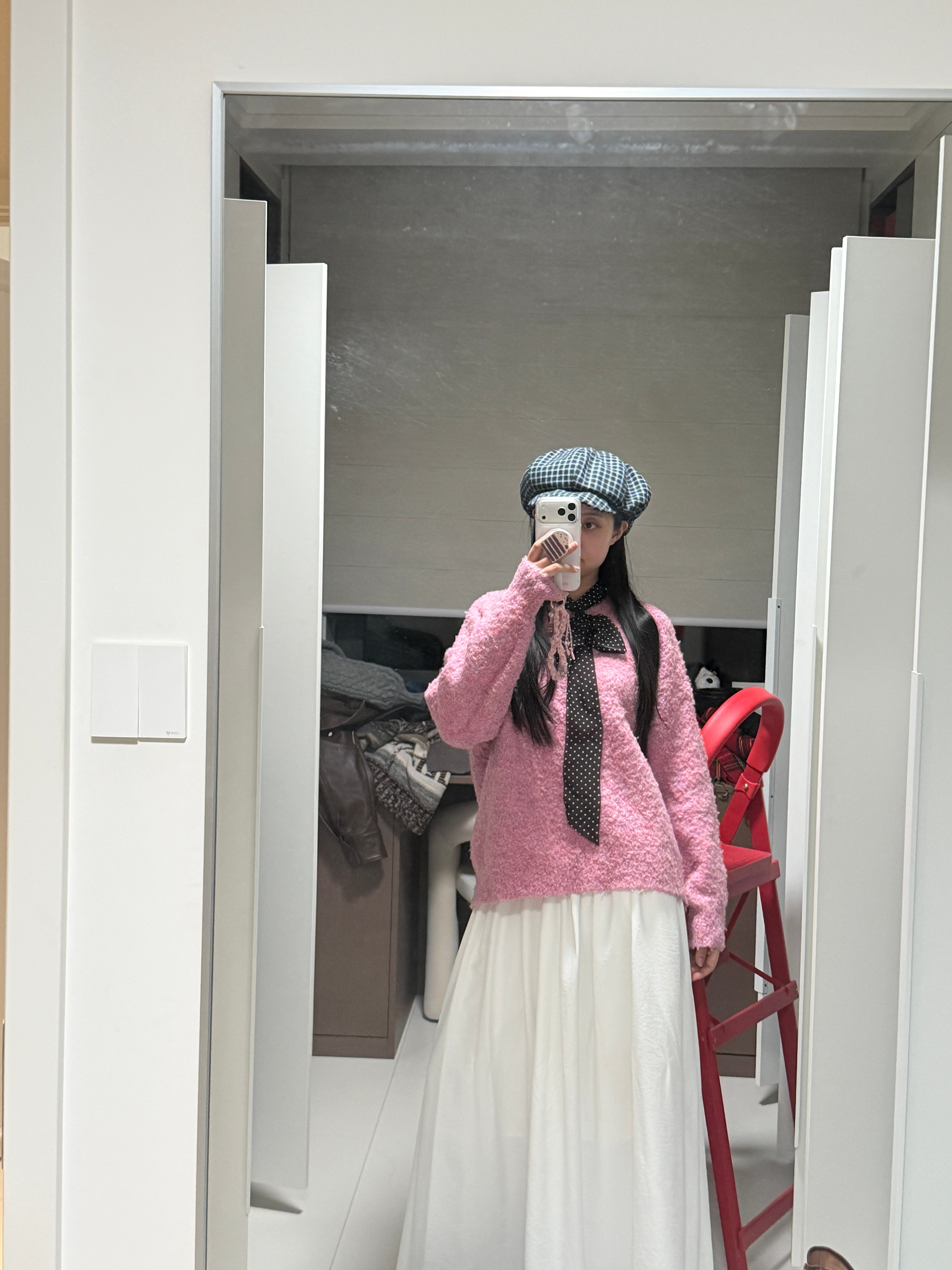 找了几个衣服 9套 就这样乱七八糟的搭配了 配上不同的围巾帽子丝巾就能随便搭成一套衣服 内蒙古的容错率真的很高 然后再选几套 筛出去几个颜色太相近的 
自驾很需要一个大一些的车 理想已经不足以容纳我的一堆东西了 目前觉得雷克萨斯570大小很好 买不起 埃尔法上次坐的时候感觉空间很大 但不好看 但也 ​