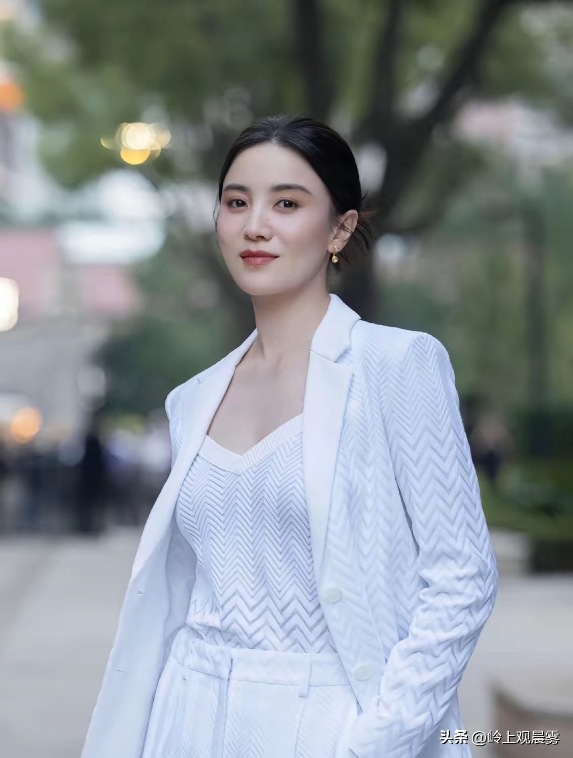 我朋友在烟台见过宋佳，
回来说了个大实话，
她说别再叫宋佳大美女，你是不知道，喊
