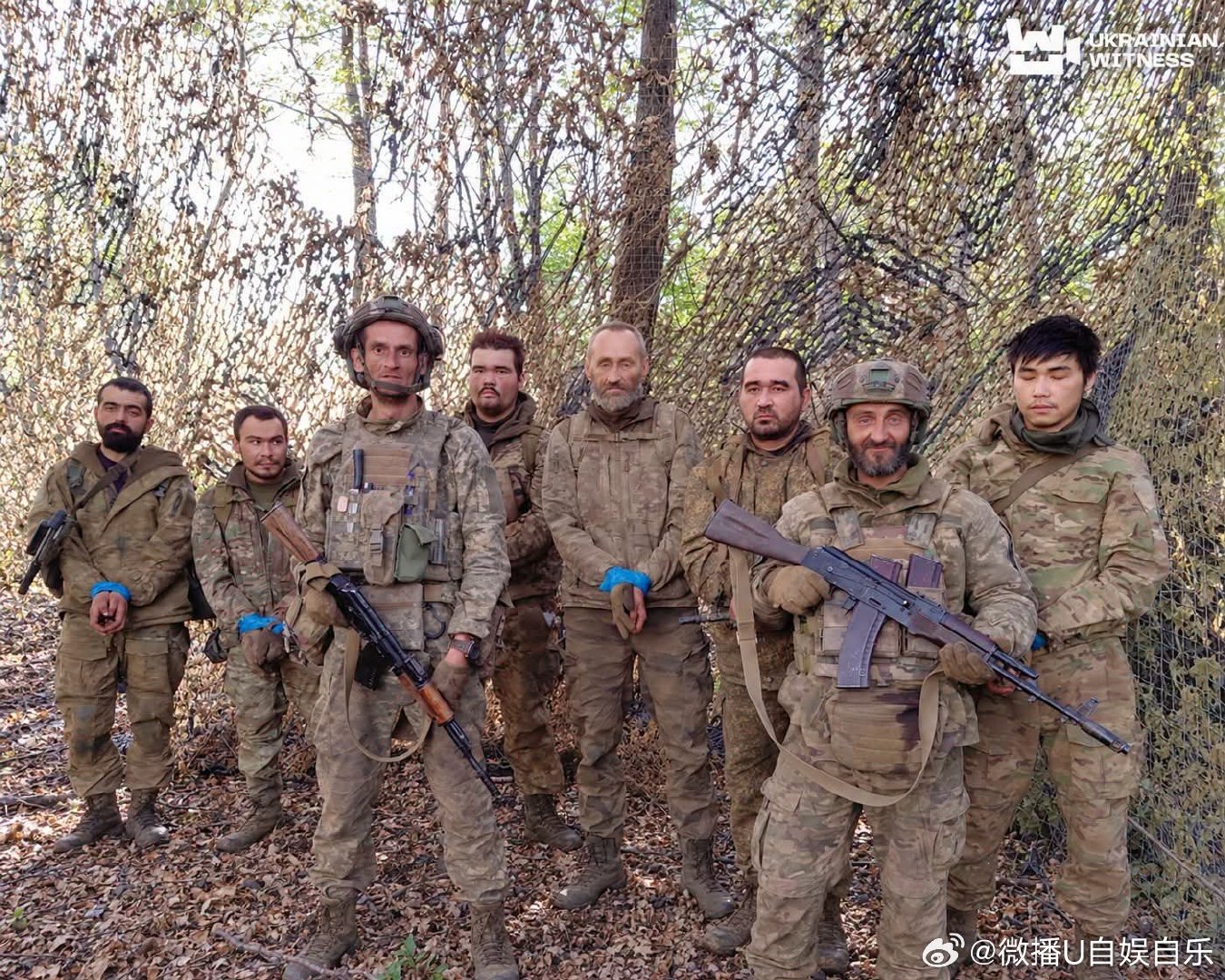 俄军士兵在扎波罗热的一条长达26公里的输气管道内艰难爬行了五六天，利用电动滑板车和儿童玩具车运送装备，企图在不被察觉的情况下出现在乌军阵地后方。结果被抓。。。
#俄罗斯32座最大炼油厂中28座遭袭##特朗普要求乌克兰停止攻击俄炼油厂# ​