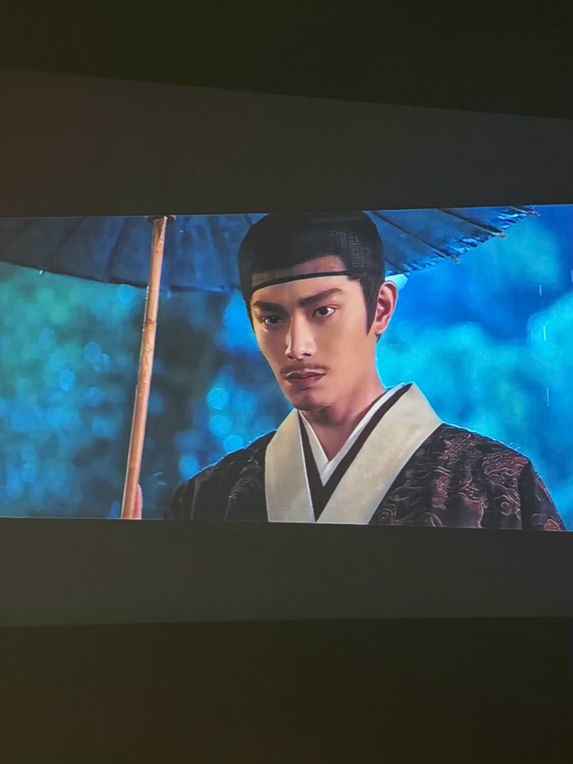 花开锦绣追平了…怎么今晚白日丁忧之后直接就上胡子了…好奇怪呀像中年人了一样…外加这个权臣的气场和办事风格，真的有点吓人…如果是爱人感觉会很难靠近。小红书上的人说赵凌和庭芸完全变成相敬如宾的官场中年夫妻了，真的没说错，他俩名字都换了，以前是小情侣赵凌和傅庭芸，现在是赵虎臣和傅荃蕙… ​