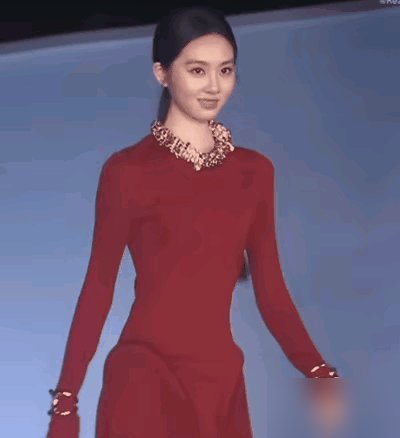 黄多多红毯首秀被骂惨了，走姿浮夸眼神飘，网友直接喊话黄磊：别硬推了。
19岁，穿着香奈儿酒红长裙，苏州VOGUE红毯，官方通稿写的是“以个人身份出席”。结果评论区一片尴尬，说她走路像在踩高跷，眼神不知道往哪搁。她自己采访也承认了：确实紧张，出来就好了。
但很多人不知道，这姑娘纽约大学帝势在读，G