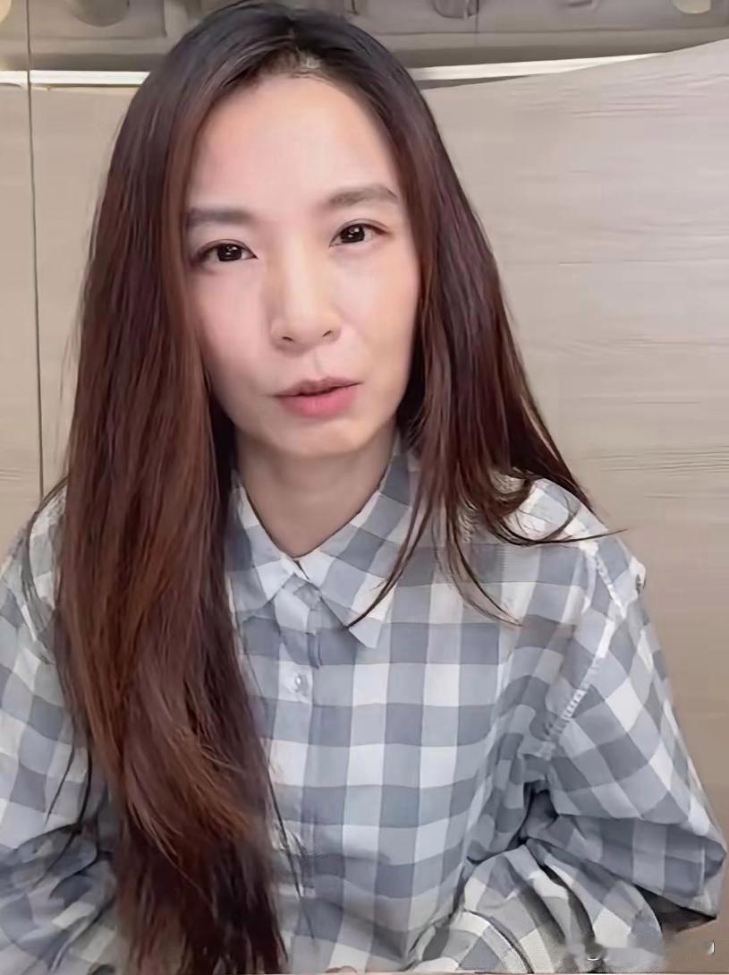 田馥甄真是越来越离谱了！
直播间粉丝叫她解开衬衫第一个扣子，她的回复真的是炸裂！
没想到田馥甄当场反问一句：你们把我这当做什么直播间？
紧接着还开起了玩笑：想让我解开也行，得打赏，钱给够我都能开到肚脐。
本来粉丝就是随口开个玩笑，大概率只是看着扣子扣太紧勒得慌，解开能舒服一点。谁也没 ​