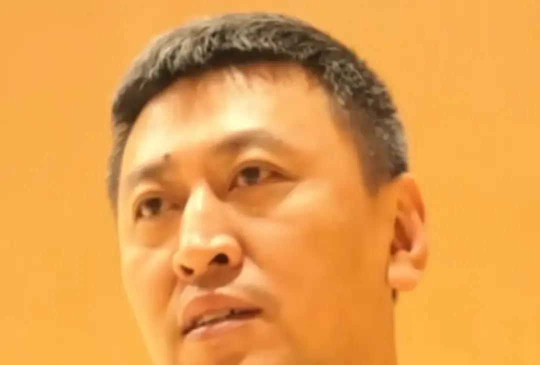 还没开打就先认怂，南京同曦这波赛前表态，真把球迷看乐了

同曦主帅王世龙碰上广东队，赛前嘴上全是好话，又是夸人家十一冠家底厚，又是夸徐杰胡明轩是国内后卫天花板，话里话外全是“我们是来交学费的”
听着客客气气，实际上不就是提前把台阶砌好了？
现在的广东队早就不是当年那支横扫联赛的霸主了，教练组大换血，
