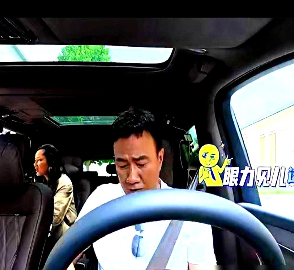瞿颖要在车里换丝袜，胡军一句话没说，拉开车门就下去了。

车门关得严实。他转过身，背对车厢站着，动作快得连犹豫的空当都没有。

入行三十多年零绯闻。他和刘嘉玲认识二十几年，平时交往清清爽爽，边界感拿捏得死死的。

拍戏时为了个细节能跟自己较劲半天，回到家又能立马变成懂退让的丈夫。

真体面从来不是嘴