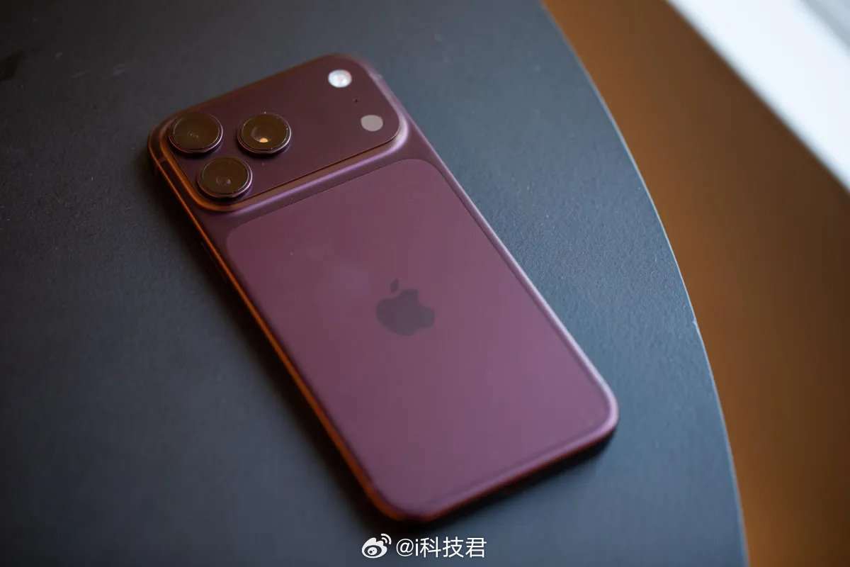 #商家直言iPhone18系列销量比17低近四成#：一位数码店表示，iPhone 18 Pro及iPhone 18 Pro Max销量远不及去年iPhone 17系列

但是又有数据显示，iPhone 18 Pro系列销量突破400万台，比同期iPhone 17 Pro系列销量高啊

这就是统计渠道平台不一样，一个是一家店，一个是总体数据[卡皮巴拉] ​