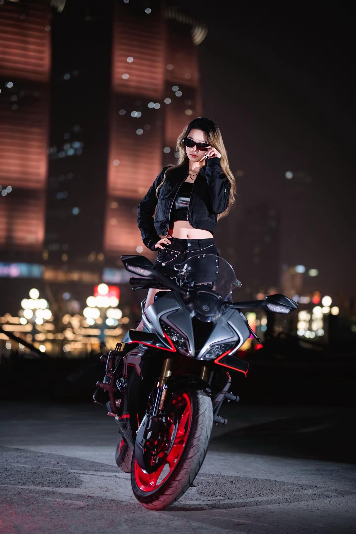 夜晚的机车浪漫，是自由的风。霓虹为幕，机车为马，姐的主场从不打烊