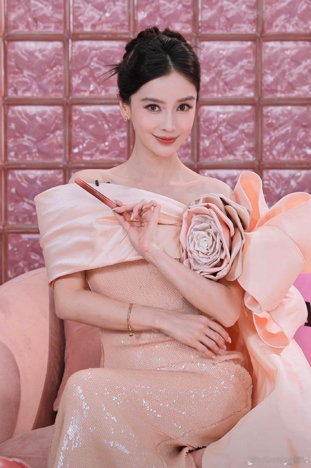 随手一截就被美晕了[爱慕][爱慕]
#Angelababy裸金高定# ​