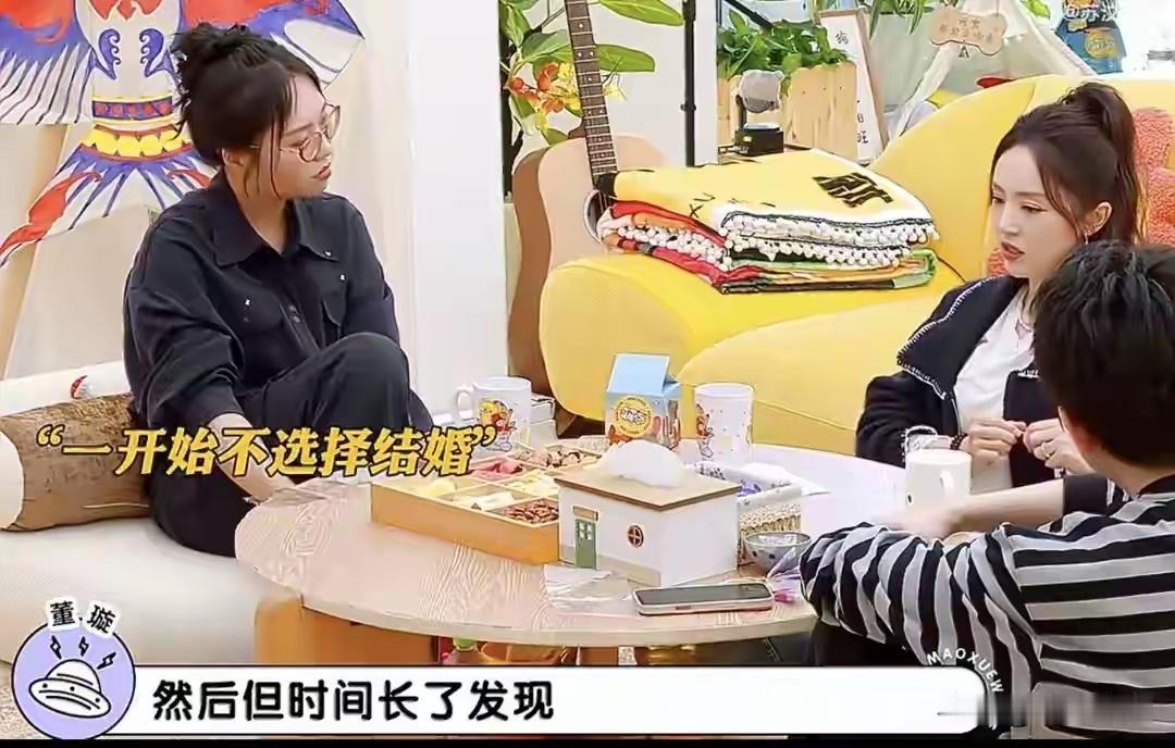 董璇首谈再婚选择：追求者不乏事业有成商人，最终选择张维伊，只为守住自己。
节目录制现场，黄色沙发搭配柔软玩偶，几个人围坐在小圆桌旁，桌上摆着零食茶杯，氛围松弛，聊天也慢慢触及到感情选择的话题。
董璇提起，曾经很长一段时间里，她打定主意，再婚这件事自己一定不会考虑。
最开始，她和张维 ​