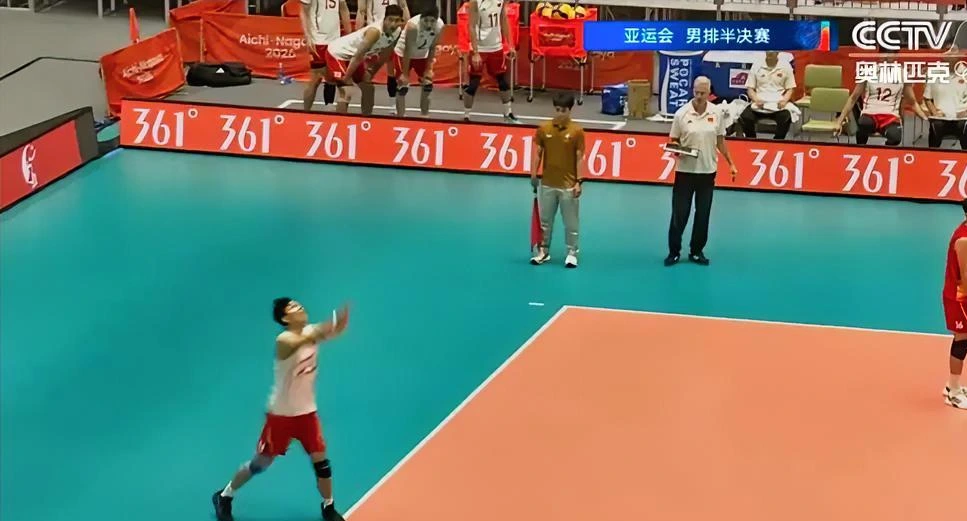 决胜局13平，发球直接踩线——王滨亲手把决赛门票还了回去。
昨晚那场半决赛，打到