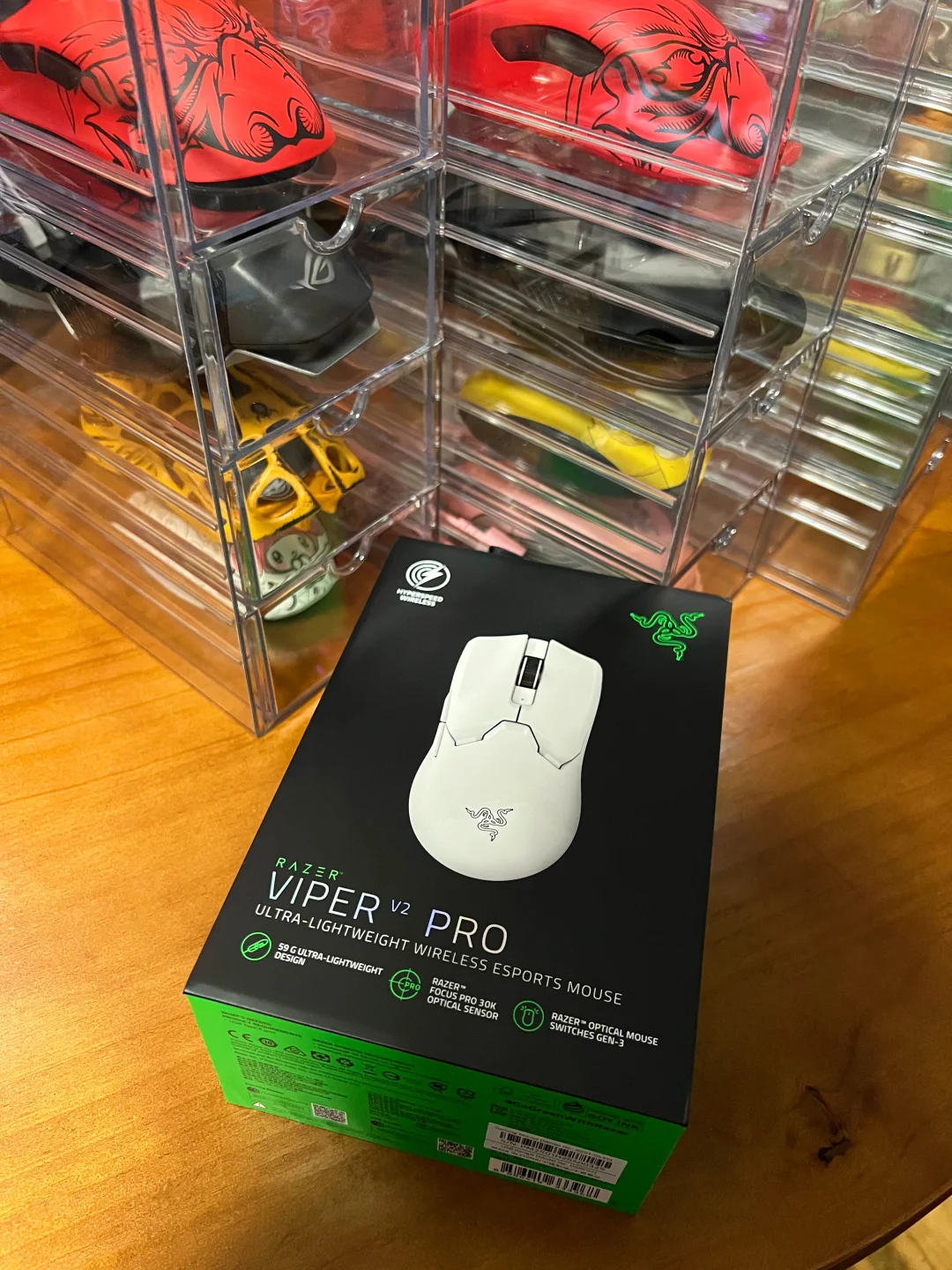 明天拆这款，毒蝰V2，今天没顾得上，个人很喜欢这款的外形设计～[doge]