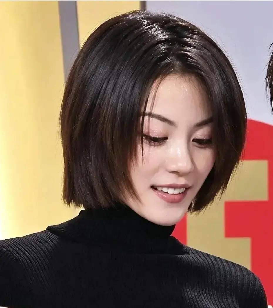 李亚鹏在直播间为了还债满脸疲惫的时候，很多人才突然琢磨过味来，王菲身边这几个男人，境遇差别怎么能这么大？
早些年提到窦唯，那是横空出世的摇滚天才。可后来偶而被路人偶遇，大多是在平价小馆子里吃面，或者是胡子拉碴骑着电动车穿过胡同，当年在舞台上不可一世的锋芒，早就被磨得一干二净。
李亚鹏就更让人唏嘘