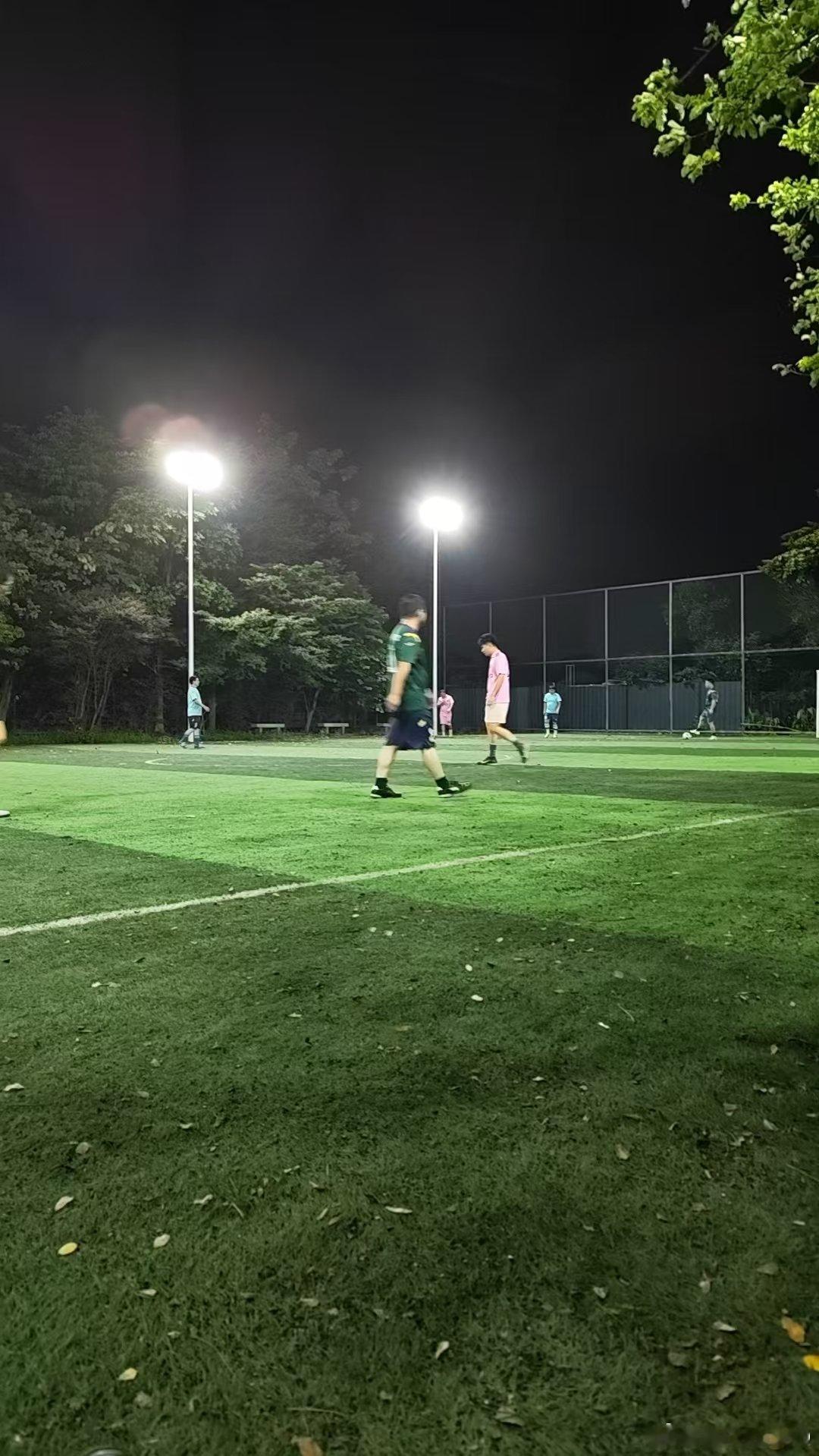 今晚回鱼窝头和25年没见的中小学同学踢球，感觉大家除了变胖变老以外，其...