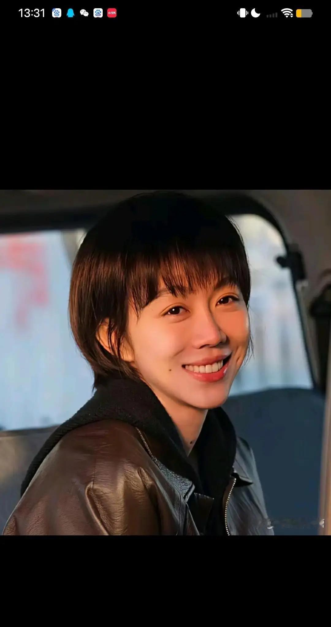 内娱现在能彻底豁出脸面、不靠半永久滤镜演戏的女演员，真被姜妍给整明白了。
很多艺人在镜头前连哭戏都要找完美打光，生怕表情有一点崩坏。但在《小城良方》里，姜妍饰演的艾辰一露面，那种带着烟火气的泼辣与市井感，直接把悬浮的肥皂泡戳了个精光。
她跟肖战饰演的刘铮亮搭戏，根本没有刻意的工业糖精。
一个带
