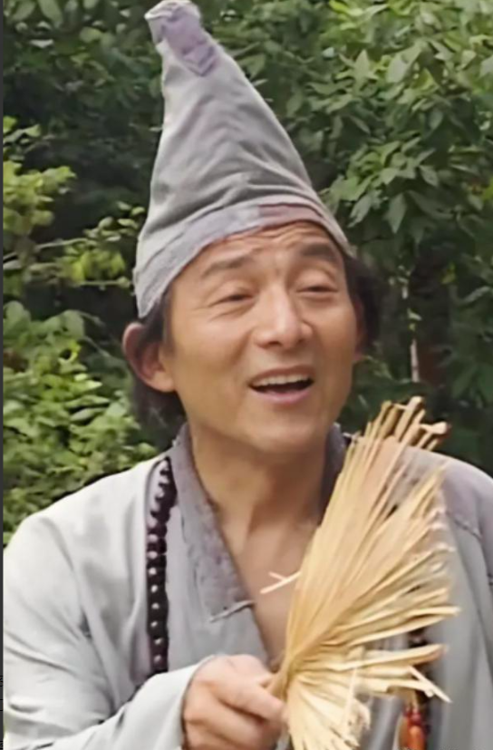 “演了这么多年配角，他差点错过了济公！” 游本昌去世后，许多人想起的还是那顶破帽子、那把旧蒲扇。可在成为家喻户晓的 “济公” 之前，他在舞台上演过许多不起眼的小角色，直到人到中年，才凭哑剧被更多观众看见。后来《济公》的导演找到他，那个等了多年的机会终于来了。戏火了，他却没有趁热把相似的角色接个遍。游