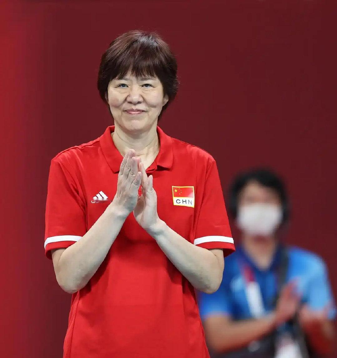 #郎平 中国女排# 
中国女排无缘直通奥运 这让人不得不想起之前郎平带领的那支中国女排 她们输过 哭过但之后却重新崛起 赢过 笑过 而现在中国女排似乎丢失了那种精神 在场上比赛 也是看不出来那种绝对的韧性 如今到了现在这种地步 究竟是国家队应该反思 还是场上的队员应该反思呢 ​