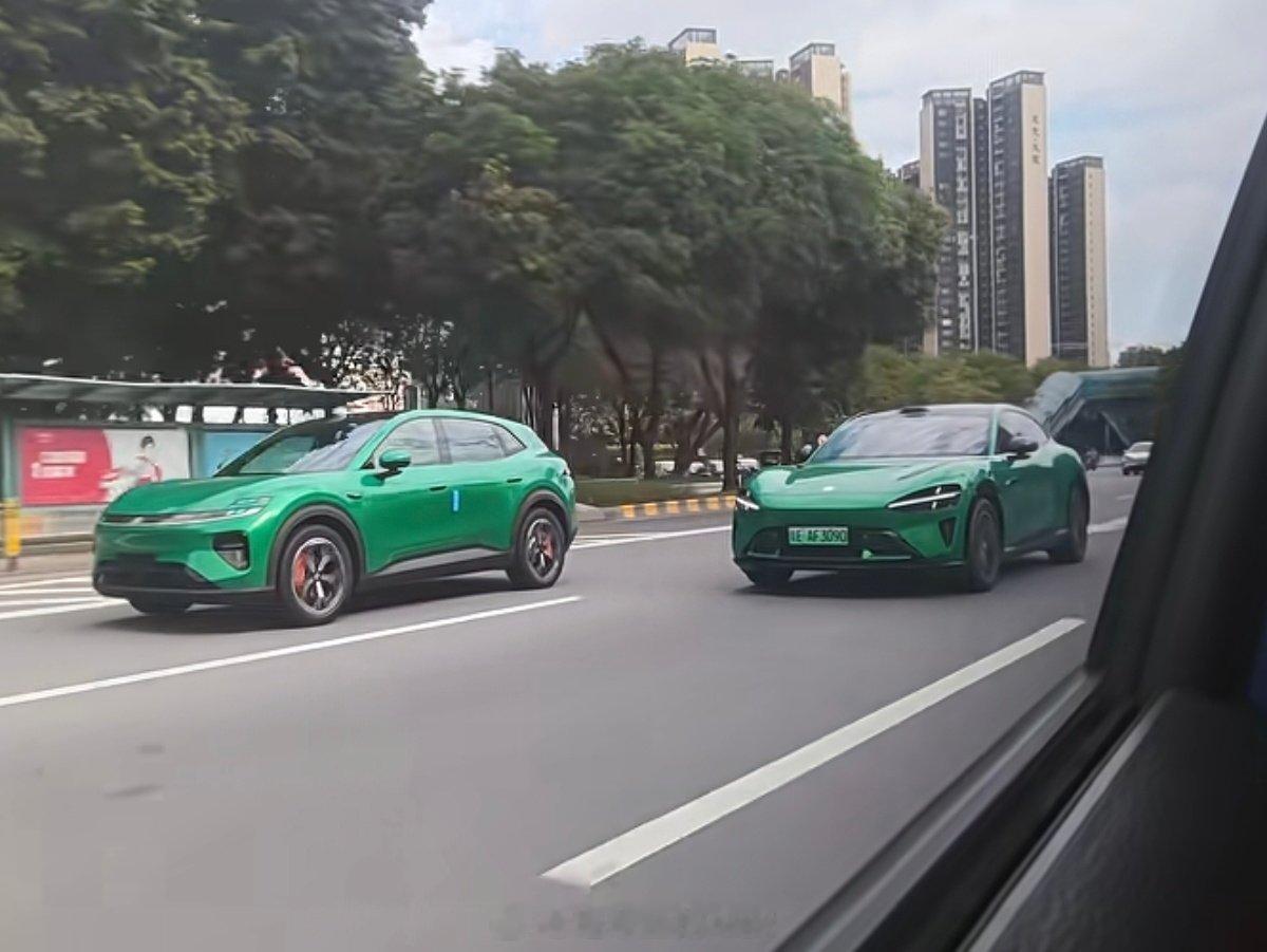 眼睛有点晕
各位看得出来哪台是小米YU7吗 ​