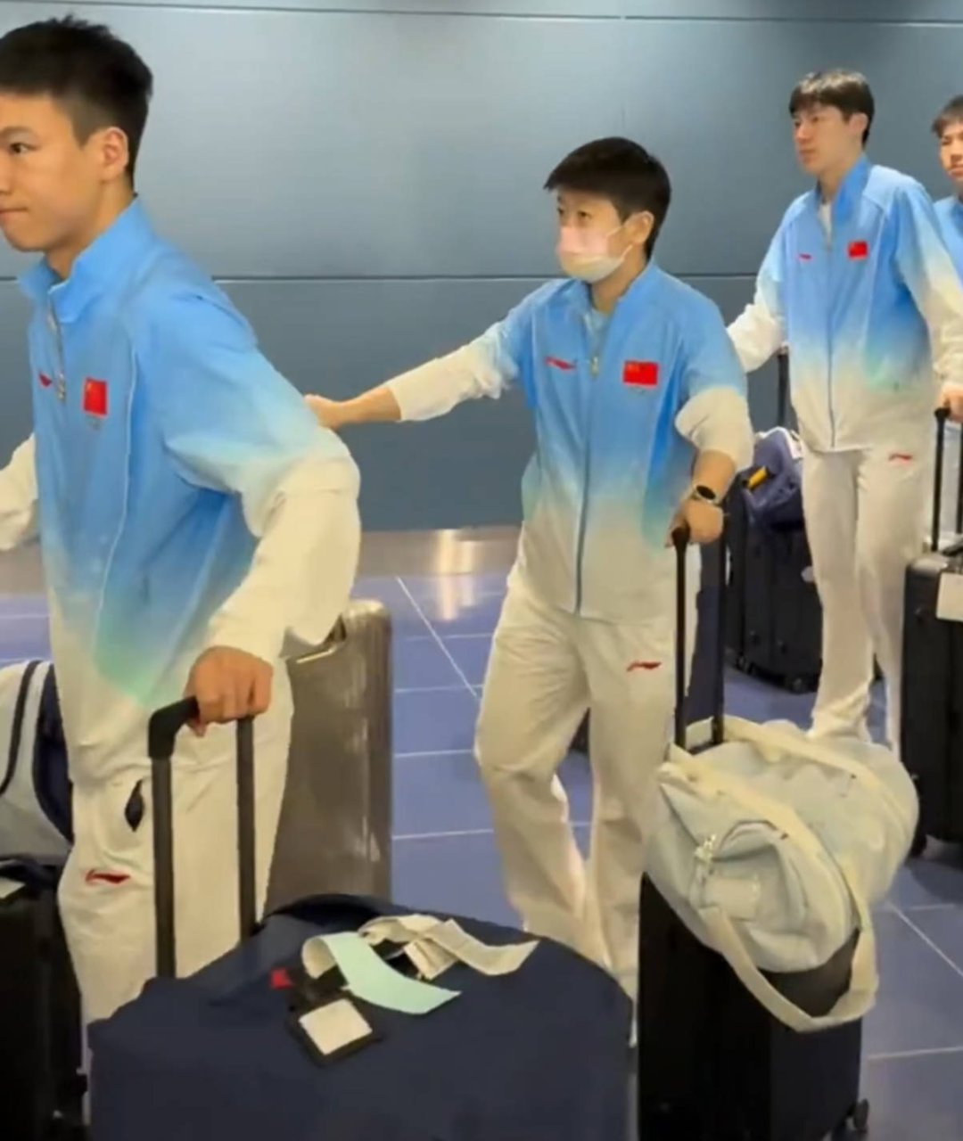 名古屋亚运会还没开运、中国运动健儿在日本
 飞机准时落地，却在机场苦等4-6小时
 

 
万众期待的名古屋亚运会还未开幕，赛前就爆出不少状况。
多国参赛代表团抵达名古屋机场后，遇到接送大巴调度故障，大批运动员滞留在机场，一等就是4到6小时。
 
落地之后，系统信息出错，大巴迟迟安排不上。等待期间现