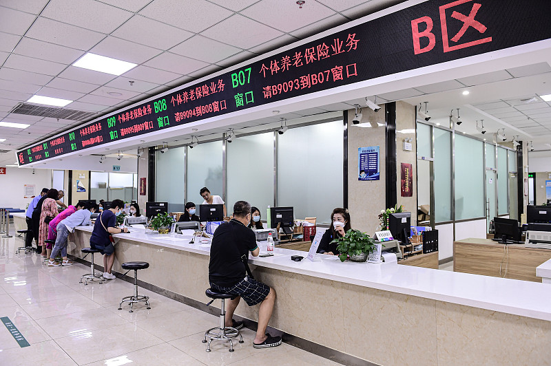 社保缴费踩刹车，灵活就业者收益真的明显吗
 
不少灵活就业者最近发现，社保缴费基数的上涨节奏慢了下来，还有人因为收入波动，选择降档、暂缓、甚至暂停缴费。
 
有人拍手叫好：压力终于松口气，能省下一大笔钱；
也有人忧心忡忡：现在少交钱，到老会不会吃大亏？
 
社保缴费踩下刹车，到底是减负红利，还是未来
