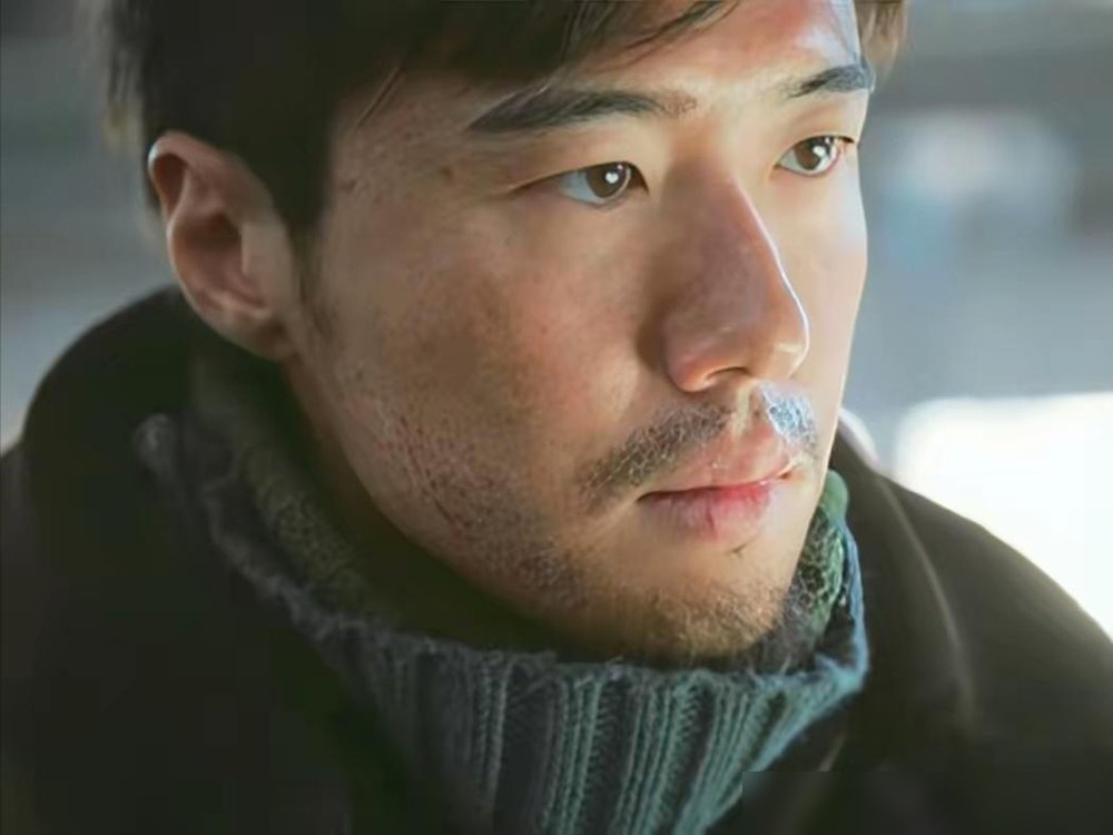 刘阳死活要娶病秧子郝洁，真当大伙儿瞎啊。红姐一句话就给他裤衩撕了：你哪是痴情，你是拿她当赎罪券使。
34集的《余红旧事》今儿点映收官，马伊琍演的红姐最后那场戏，戳得人脊梁骨发凉。刘阳前脚在病房演不离不弃，后脚跟人算账，当年那点脏事他一件没忘，桩桩件件记着，就等着靠这场婚姻清零。
别人娶媳妇图过日