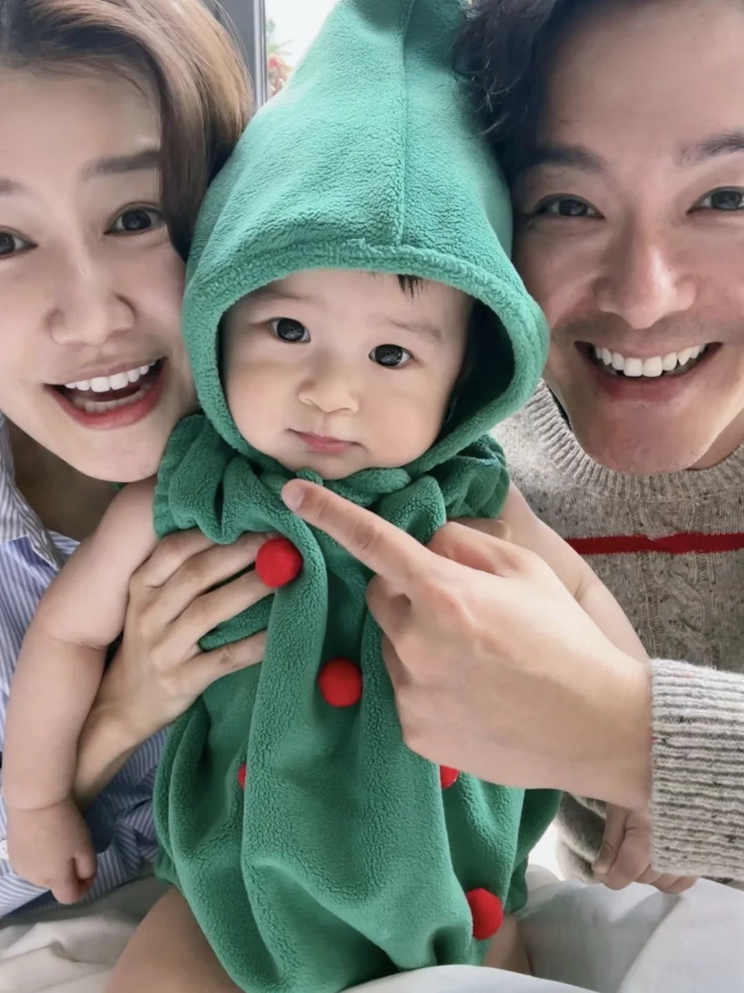 黄翠如和萧正楠的儿子真的好可爱 是娱乐圈长得最好看的宝宝了吧[色色R]