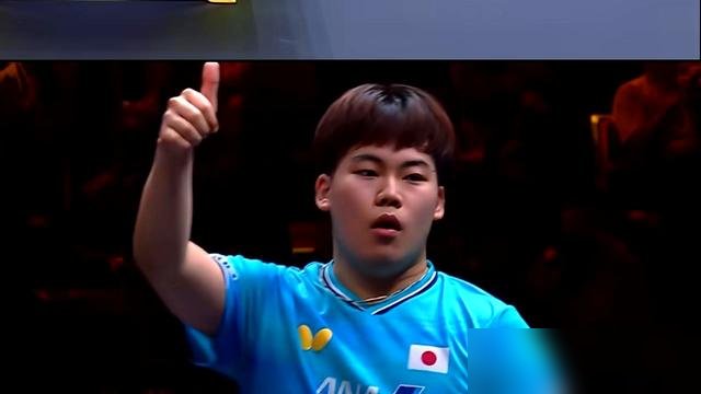 19岁登顶世界第一，松岛辉空这小子在场上给对手竖大拇指，你敢信？
对手打出神仙球，他第一反应不是黑脸，是笑着点头，直接竖个大拇指。不是装，是那种“这球真漂亮”的本能反应。
发烧打大满贯，硬扛着拿下冠军。教练后来才说，那几天人都是飘的。
可就这样一个人，急了也摔拍子，砸得乒乓响。摔完捡起来，接着