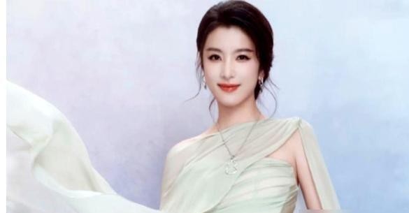 李云霄原定10月底在武汉的那场《九斤姑娘》，终究还是按下了暂停键。
人不是铁打的，声带更不是钢丝拧的。之前流感发烧还硬顶着上台，连续高强度用嗓，最后换来的就是声带长期充血水肿。现在平时说几句话看着还行，可一到戏台上要拔高音，根本顶不上去。
其实往前翻翻她那份行程单，连轴转的节奏简直密得让人喘不过