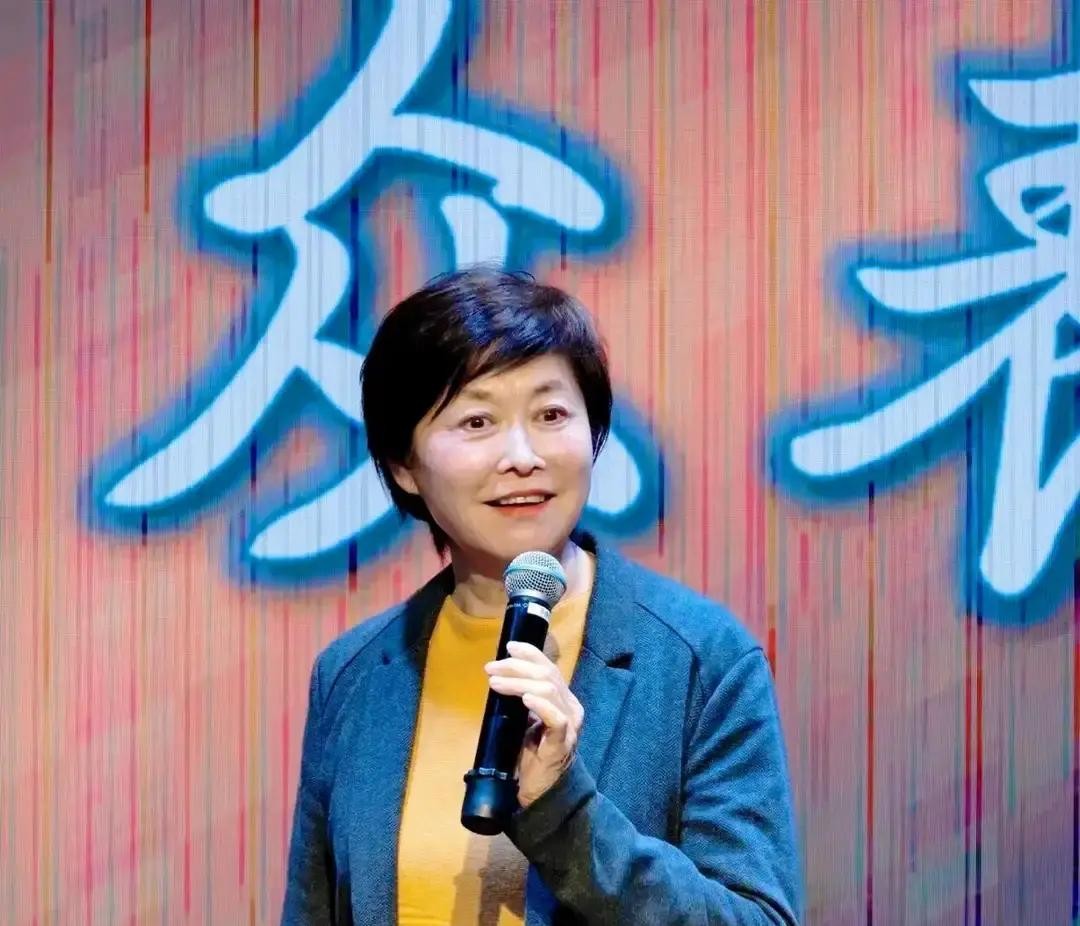 敬一丹70岁，退休十年，别人是终于不用上班，她倒多了两个长期活儿：写书、录节气音频，一做就是十年。

当年她从央视退下来，很多人觉得正常，主持了20年《焦点访谈》，拿过三届金话筒，够本了。退休就该带孙子、跳广场舞、四处旅游。

可敬一丹不这么想。

她在公开采访里说过，退休之后自然会有松弛感，但要留
