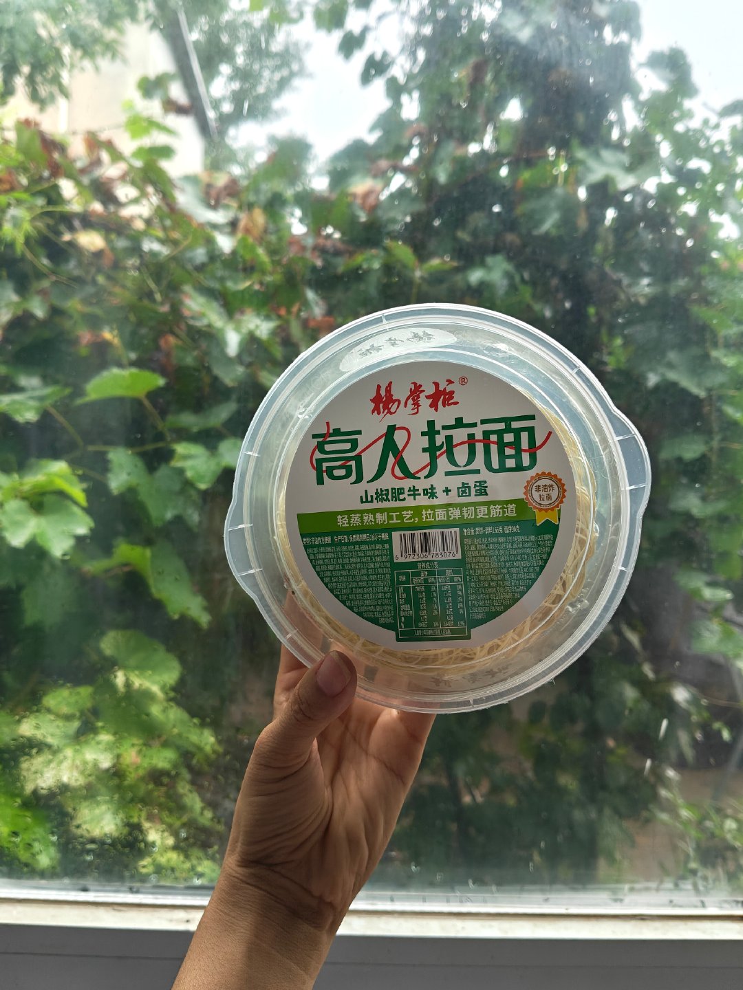 #YSL发了好多肖战神图#一大早刚泡好一桶热腾腾的拉面，随手刷热搜，一眼就看到男神肖战。一张张神图太好看了，颜值真绝，我这花痴的毛病又犯啦！盯着图片看半天，差点忘了吃面，赶紧收回目光，好好嗦我的拉面✨ ​