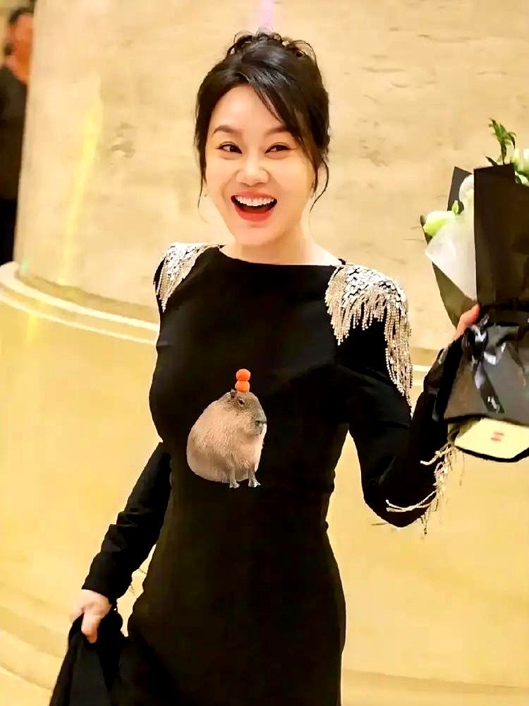沈梦辰问闫妮“获奖后第一个想抱谁”，胡歌和杨紫就站在旁边。

这坑挖得太明显，选谁都会得罪另一家粉丝。闫妮根本没按套路出牌，她扫了两人一眼，直接来了一句：“他俩离得近就都抱！”

全场瞬间笑翻，当晚就冲上热搜。

很多人以为高情商是拼命见招拆招，其实真正的高手压根不进你预设的圈套。就像闫妮自己写的那
