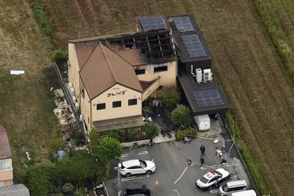 【#日本岐阜县一蛋糕店火灾致3死2伤#】#日警方疑纵火杀人嫌犯或在场的11人中#

据共同社等日本媒体报道，当地时间9月5日21时左右，日本岐阜县本巢市宗庆一家蛋糕店兼住宅发生火灾。警方接到报警称“有人被刺伤”“有人泼洒汽油”。

火灾约3小时后被扑灭，现场发现2具遗体，另有3人被送医。随后，一名7 ​