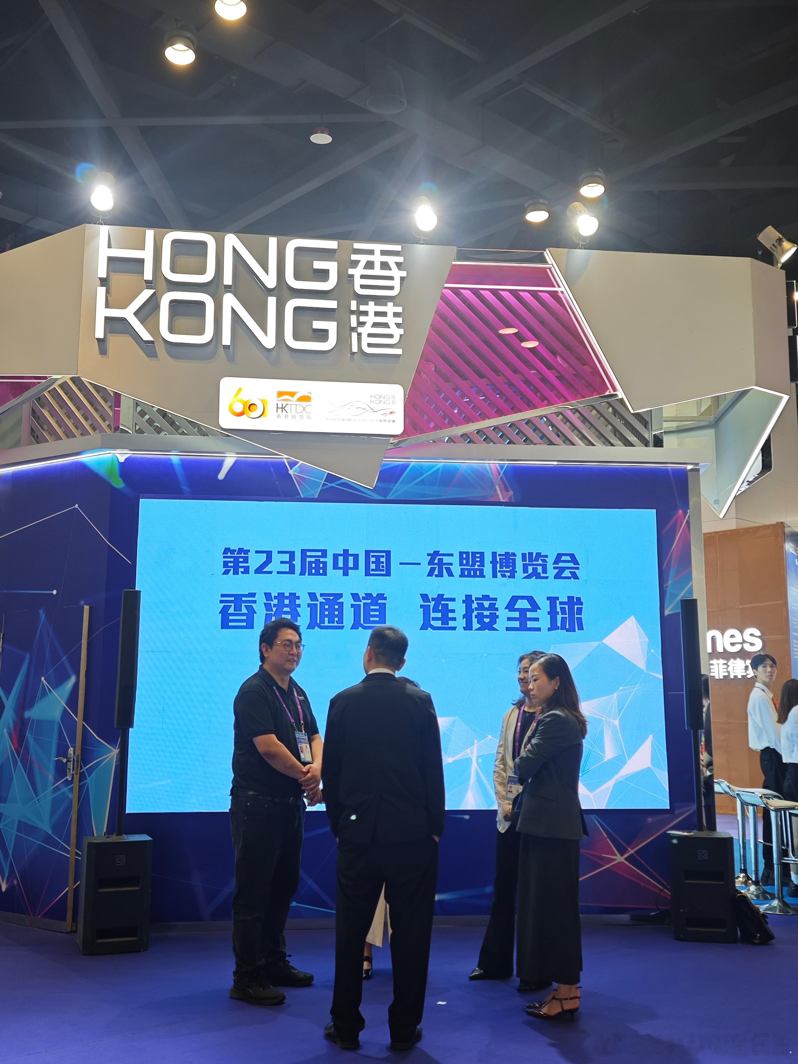 第23届东博会峰会，是观察中国‑东盟合作最好的窗口🌏。
香港通道连接全球，平陆运河打通向海枢纽，世纪工程承载百年期盼；农业科技、AI机器人、未来飞行器集中亮相。
#这条运河等了百年#，运河向海，同心逐梦。运河打通物理水路，博览会架起合作桥梁，陆海联动，双向奔赴，共赴发展新机遇。
 ​
