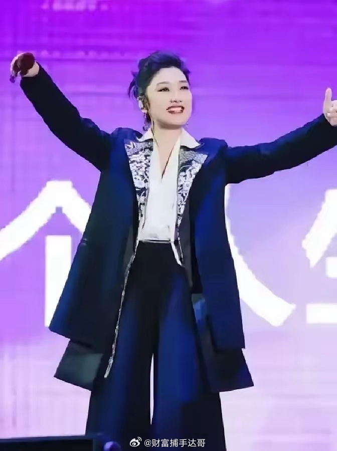 歌手玲花说：“我老公当时准备追我的时候，他是先问的曾毅，曾毅直接就拒绝了他，曾毅说的是玲花喜欢阳刚一点的有个性的男人，我老公太文静秀气了，曾毅还让我老公趁早放弃，别抱有幻想！”
徐明朝听完这话，没走。
他当时跟曾毅坐在一间排练室外的塑料椅上，手里攥着一瓶没拧开的矿泉水。曾毅说完就起 ​
