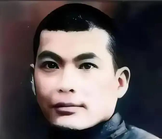 1945年“军统第一杀手”牛子龙，在西安监狱内，击杀11人，成功越狱。戴笠暴怒，下令：不惜一切抓回牛子龙，所有在逃人员一律击杀，不留活口。
牛子龙靠在一堵土墙后，屏住呼吸。远处街巷传来宪兵皮靴的跑步声和零星的狗吠。他微微侧头，对身后阴影里的十一个人做了个噤声的手势。这是越狱后的第三天，西安城已如同一