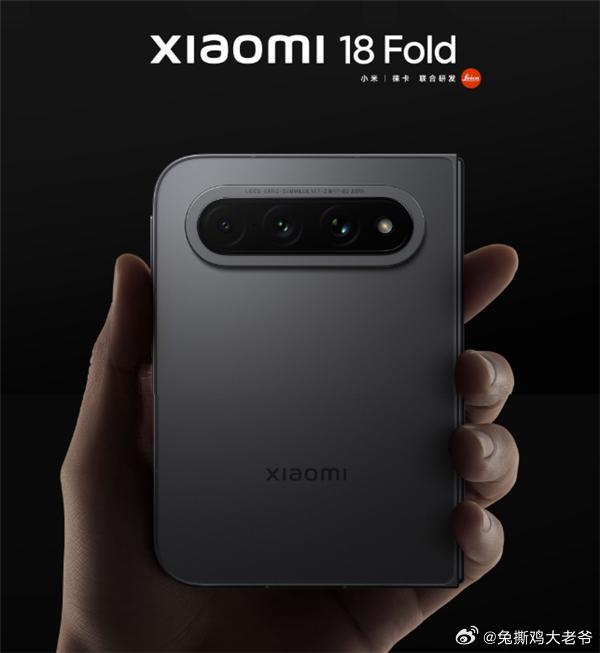 小米18 Fold配色挺绝的，主打视觉用了西野红，另外两款一黑一白也很讲究，商务主力的玄墨+干净柔和的暖金白，时尚狂野与低调优雅都有得选，自研玄戒 O3 芯片+长鑫存储 LPDDR6 内存+中折叠方案，主力款价格估计要上到 1.2 万了 ​