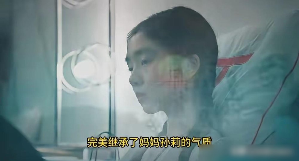 黄磊家二女儿一露面，评论区直接炸了，说这是“长发版黄磊”真是一点没留情面。
12岁的黄少艾，五官彻底长开了，眉眼、轮廓，跟她爸年轻时几乎一个模子刻出来的。网友翻出黄磊北电时期的照片对比，越看越像。有人感叹基因太强势，也有人拿她跟姐姐黄多多比，说妹妹少了点星相。
但有意思的是，这姑娘压根没在乎这些