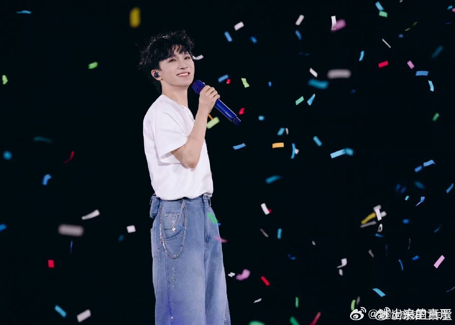 #周深音乐节歌单没有一首不合唱#听过现场片段就能感受到，台下的合唱声音清晰，看得出来大家对这些曲目都十分熟悉。 ​