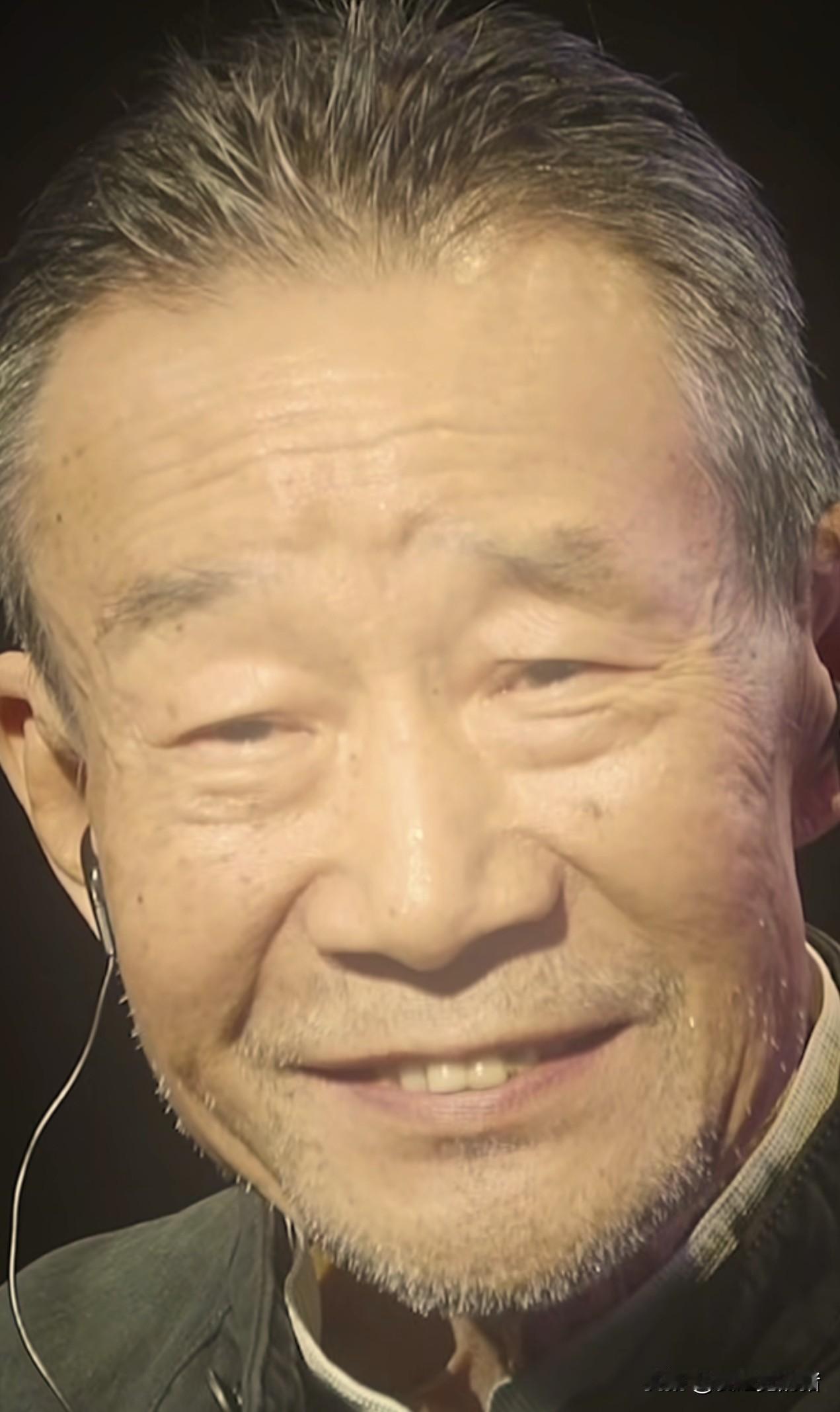 72岁的李雪健，如今连助听器都难以帮助他听清声音。
2000年拍摄《中国轨道》时确诊鼻咽癌，放疗挽救了他的生命，同时也损伤了听觉神经、唾液腺和声带。
如今他双耳完全失去听力，日常交流全靠语音转写器，嗓音变得沙哑，牙齿脱落，只能佩戴专用假牙。
然而镜头一开，他依然用老办法应对：提前背熟对手的台词