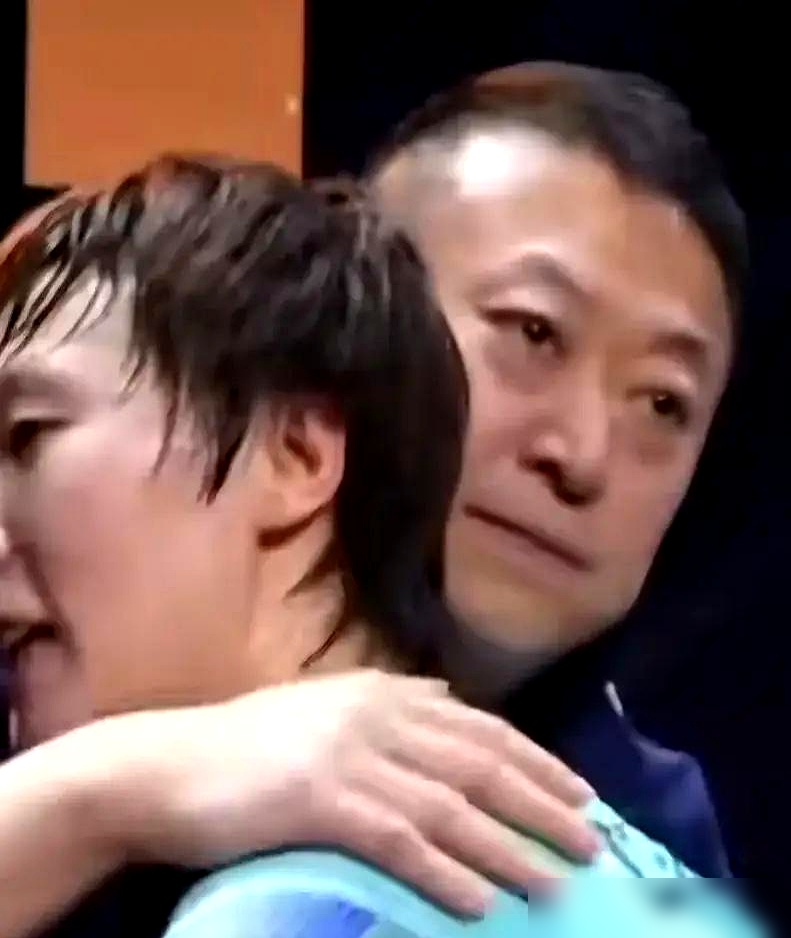 4比0打到最后，王曼昱直接瘫在挡板边上。马琳走过来摸她脑袋，眼睛红了。不知道的以为输球了。
对手是佐藤瞳，连削带磨，国乒前面三人全折她手里。第二局一个球来回拉了二十多板，裁判都启动轮换发球法了。王曼昱赛后说，打削球这些年，打得非常心酸。
数据看着脆，每一分都是磨出来的。马琳说4比0看着轻松，场上