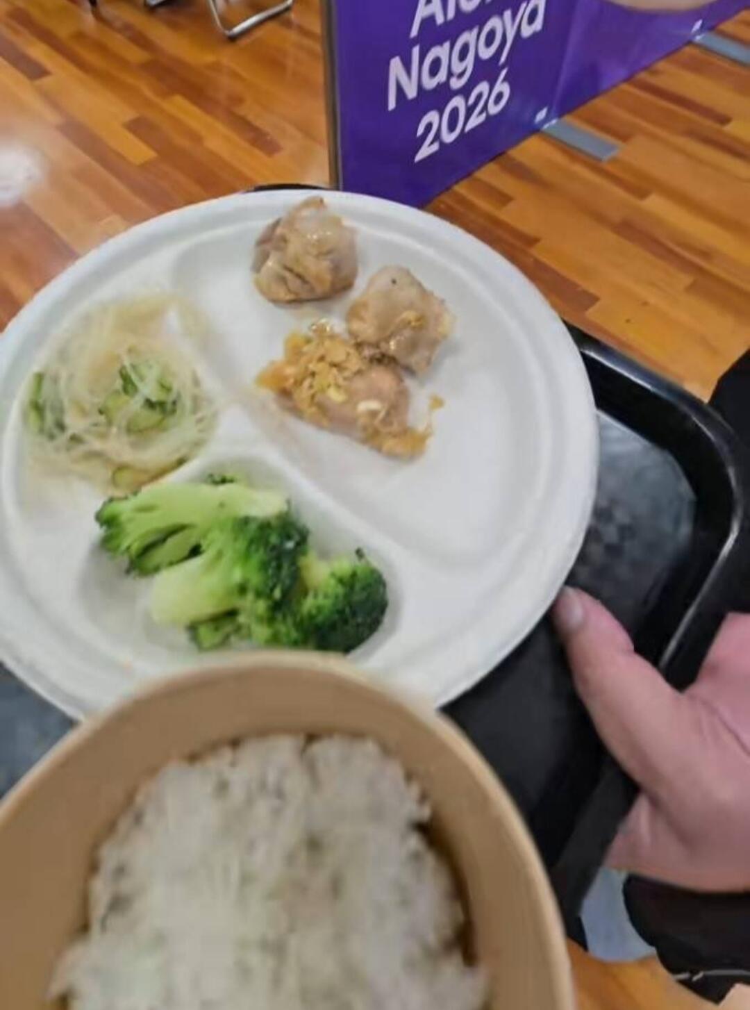 #印度选手吐槽亚运住宿#
这是亚运会提供给运动员的餐食，不觉得丢脸吗，这样的话，还不如不要在日本举办。 ​